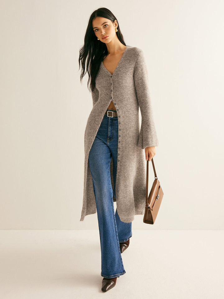 Cardigan comprido feminino decote V com botões, perfeito para um look casual elegante na moda outono.