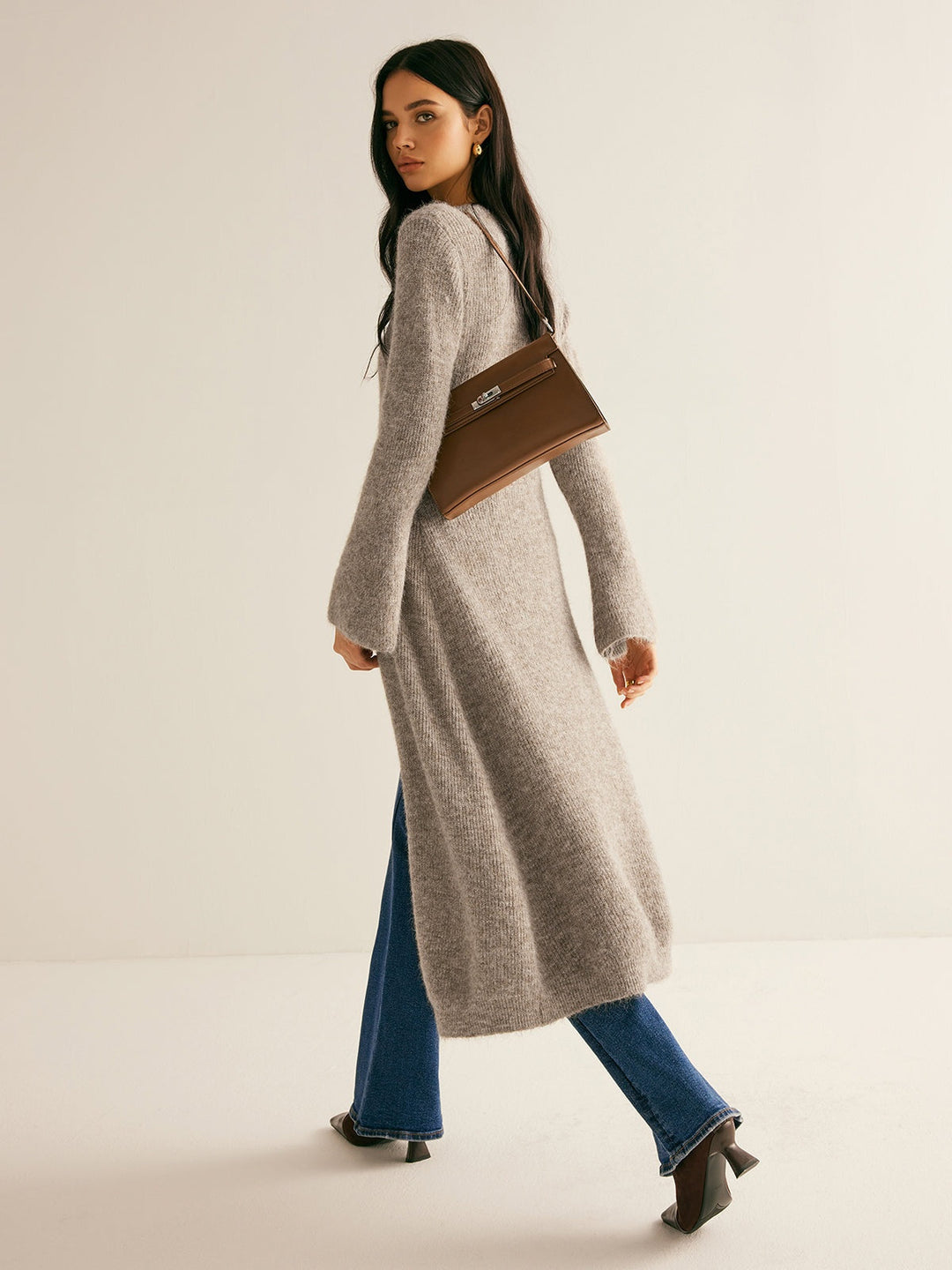 Cardigan feminino versátil com decote V e botões, ideal para compor looks de moda outono casuais e elegantes.
