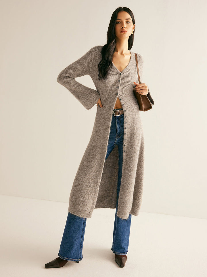 Cardigan comprido feminino elegante com decote V e botões, criando um look casual versátil para qualquer ocasião.