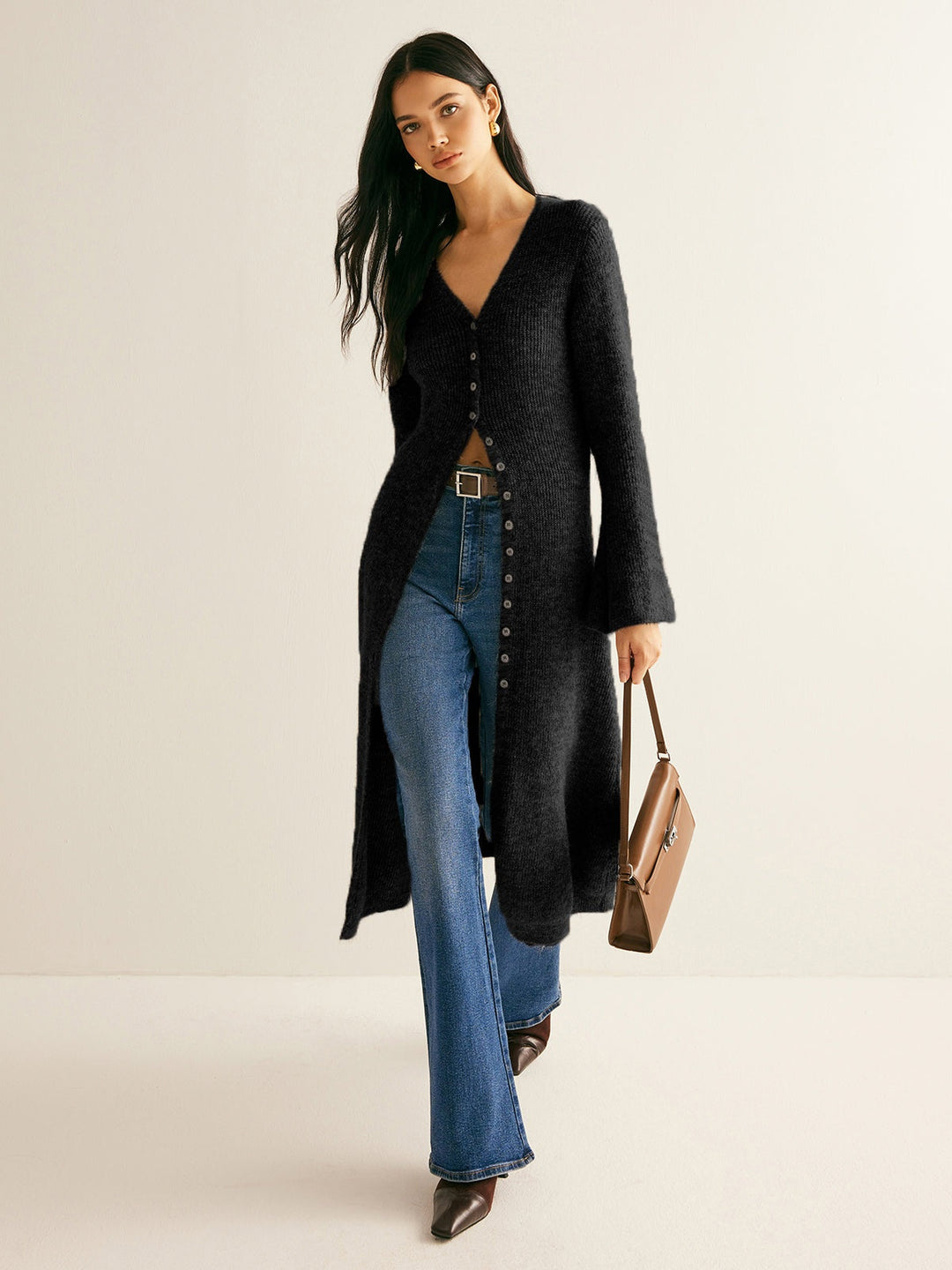 Cardigan feminino comprido, decote V, botões frontais. Peça versátil para um look de outono casual e chic.
