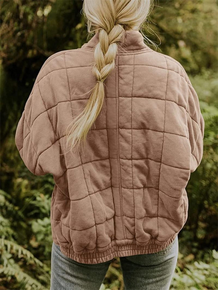 Casaco acolchoado feminino moderno, gola alta e fecho, tipo bomber. Conforto e calor para o inverno.