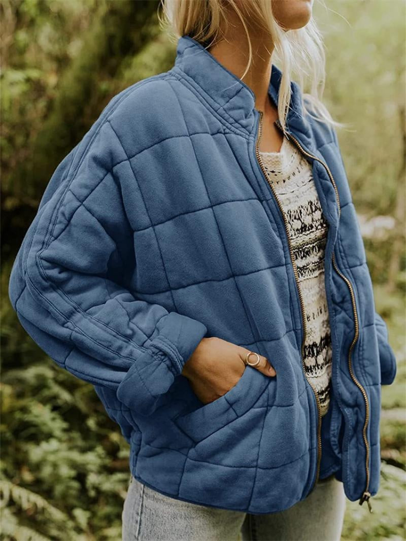 Look casual de inverno com casaco bomber acolchoado feminino, gola alta, fecho prático.