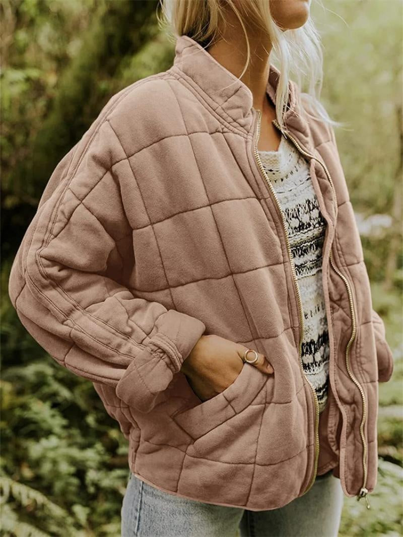 Bomber acolchoado feminino com gola alta e fecho. Peça essencial para o frio com estilo casual.