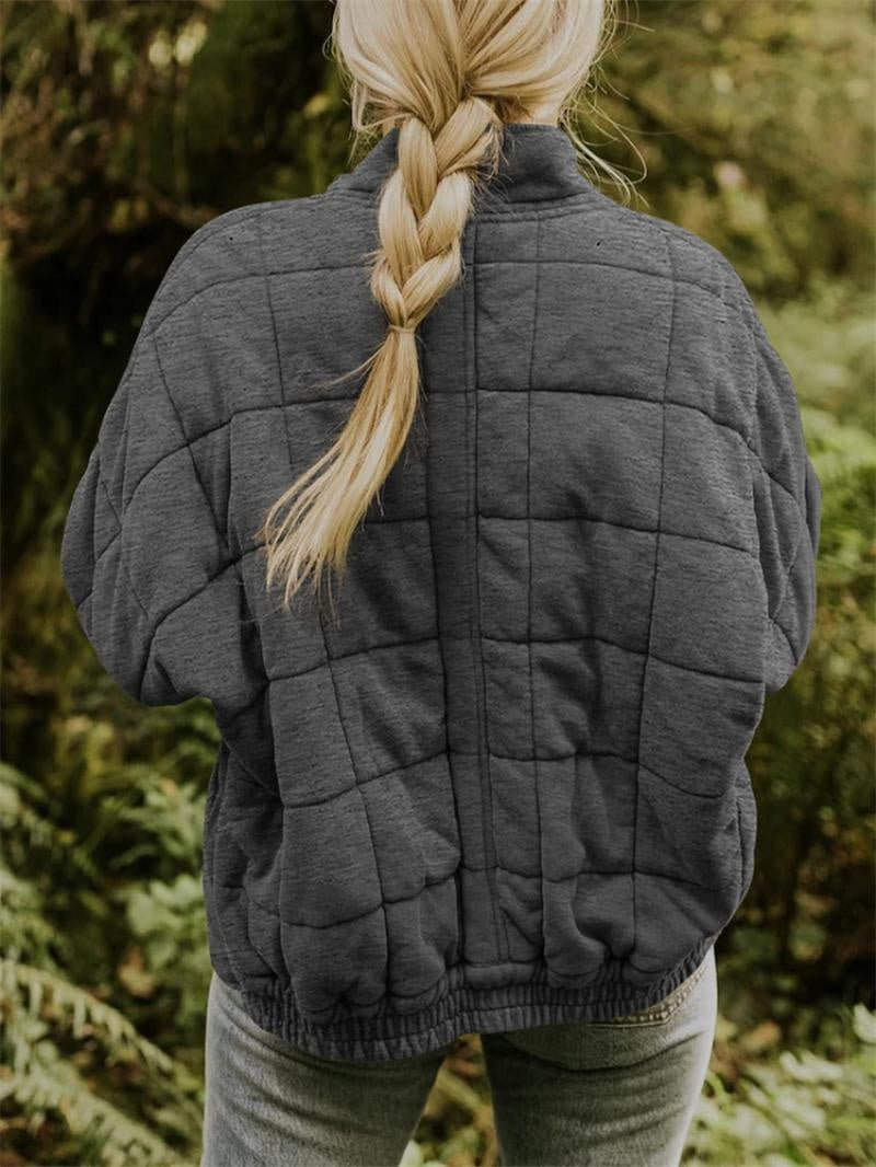 Mulher veste casaco bomber acolchoado moderno, gola alta e fecho, perfeito outono/inverno.