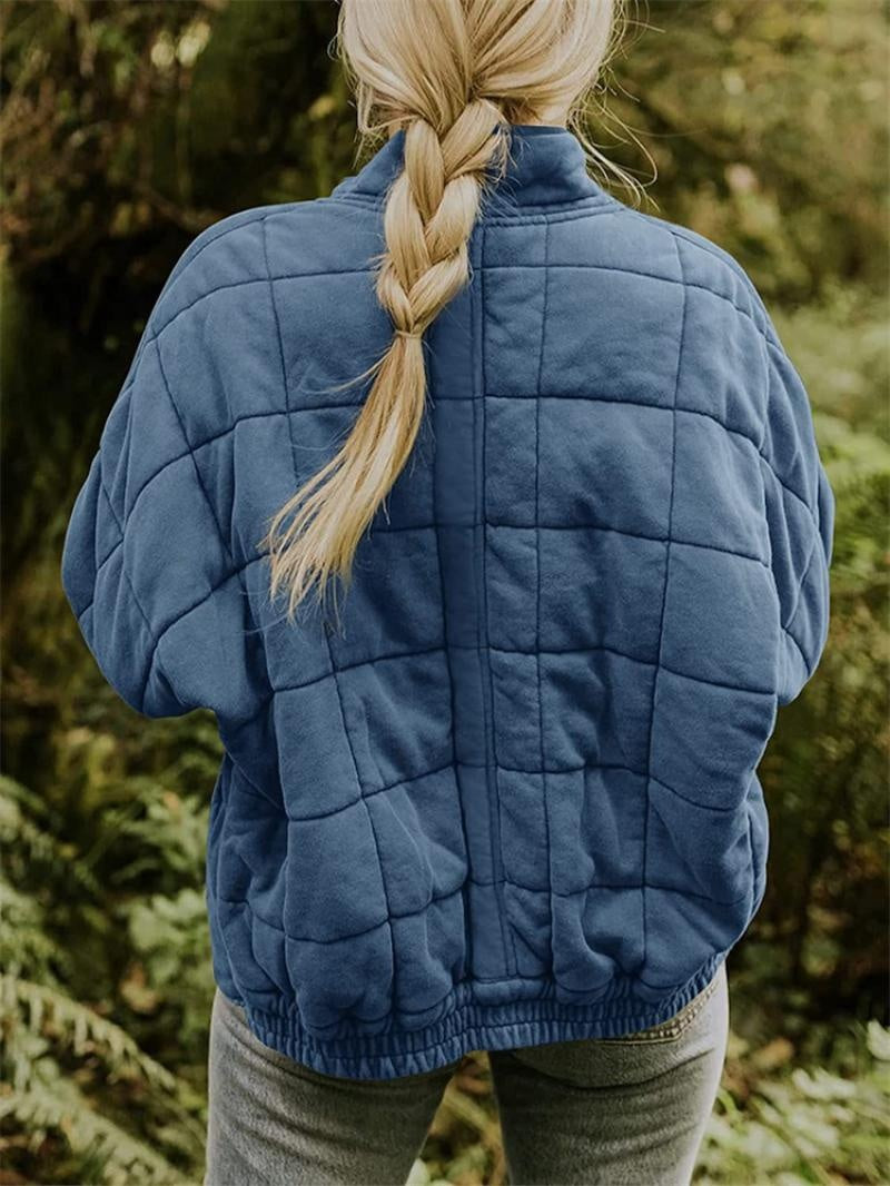 Casaco acolchoado de mulher, modelo bomber com gola alta, fecho zíper, estilo moderno para o frio.