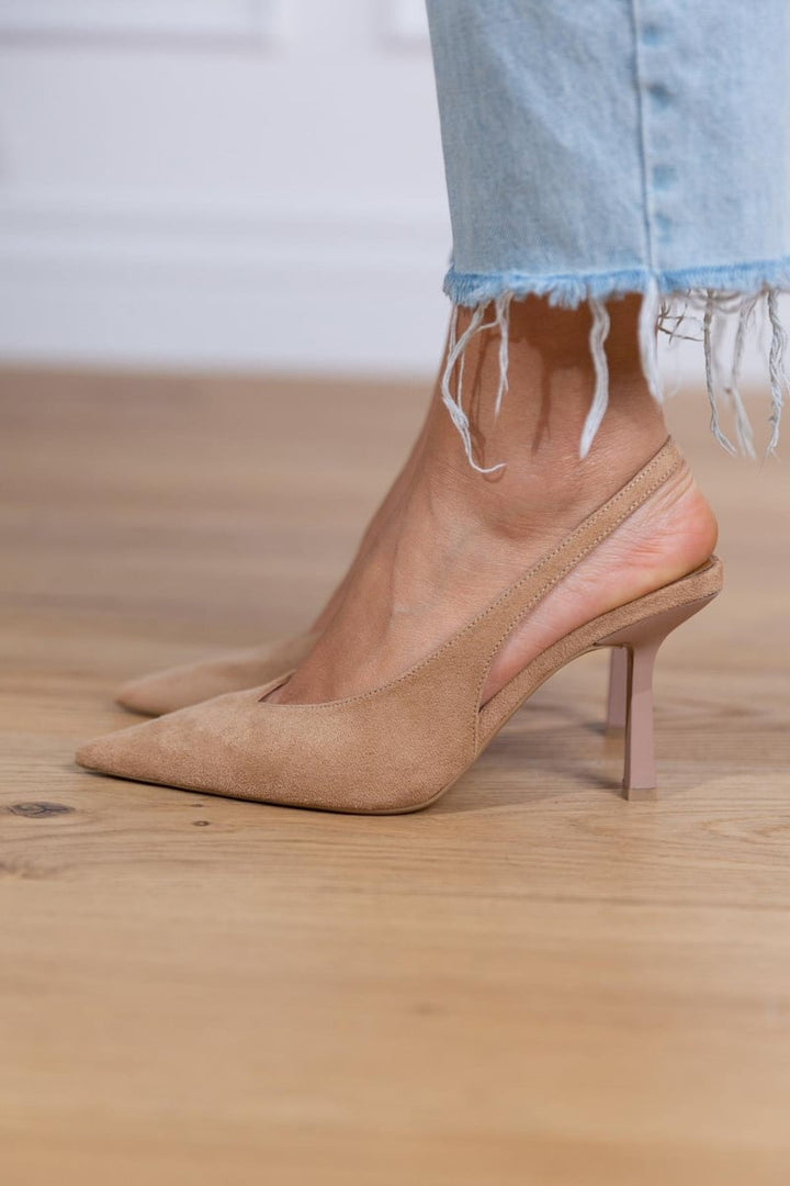Sapato feminino slingback elegante com salto fino, ideal para conforto diário e versatilidade na moda primavera-verão.