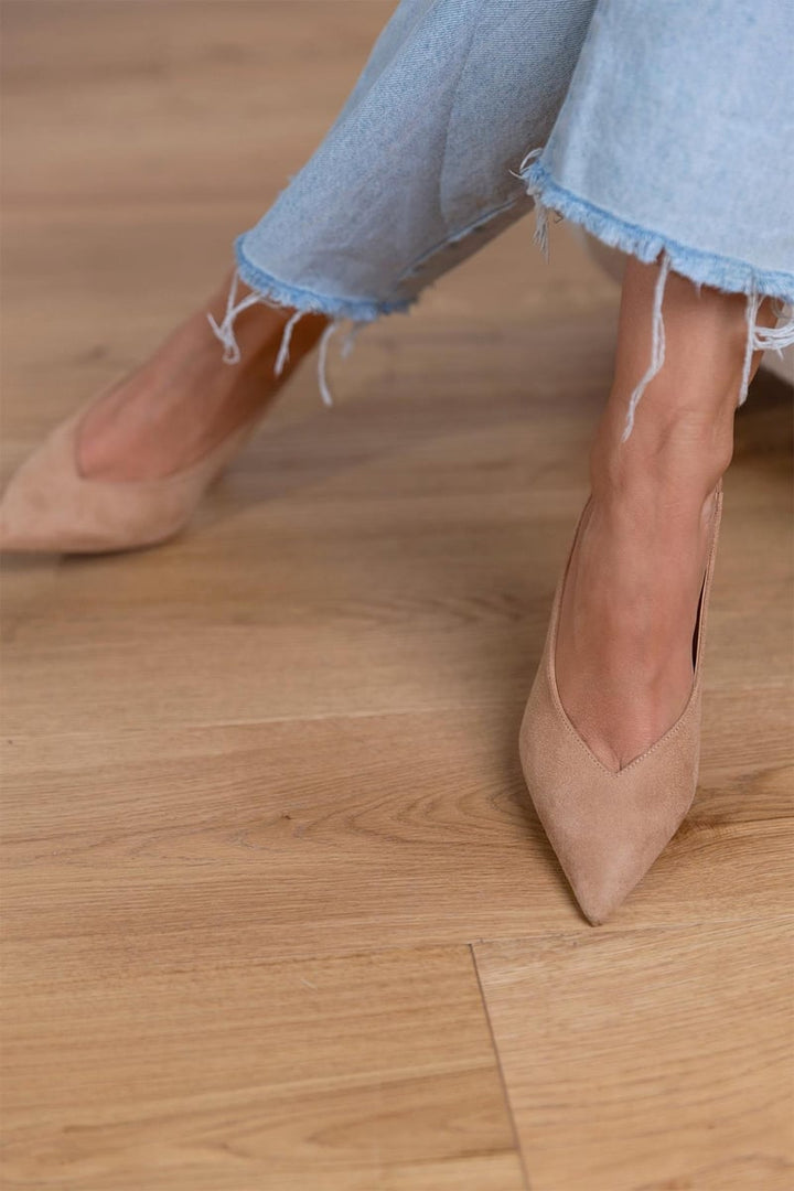 Sapato feminino slingback elegante e confortável. Um calçado com salto fino que une moda e praticidade para o verão.