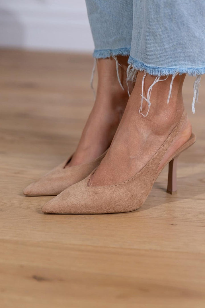 Calçado feminino slingback com design moderno, oferece elegância e conforto para o dia a dia. Salto fino versátil.
