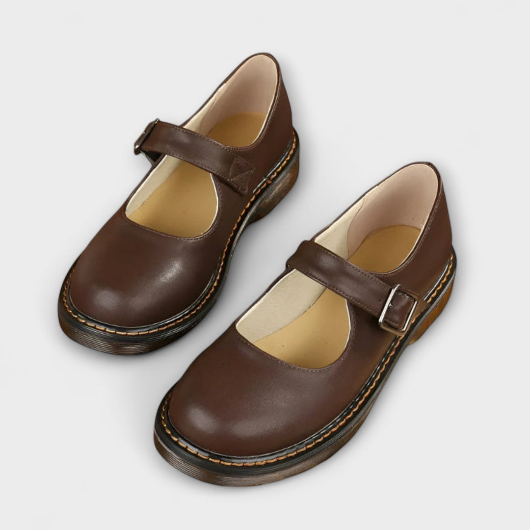 Sapatos Mary Jane pretos de mulher com sola grossa e fivela ajustável, perfeitos para o dia a dia. Estilo clássico.
