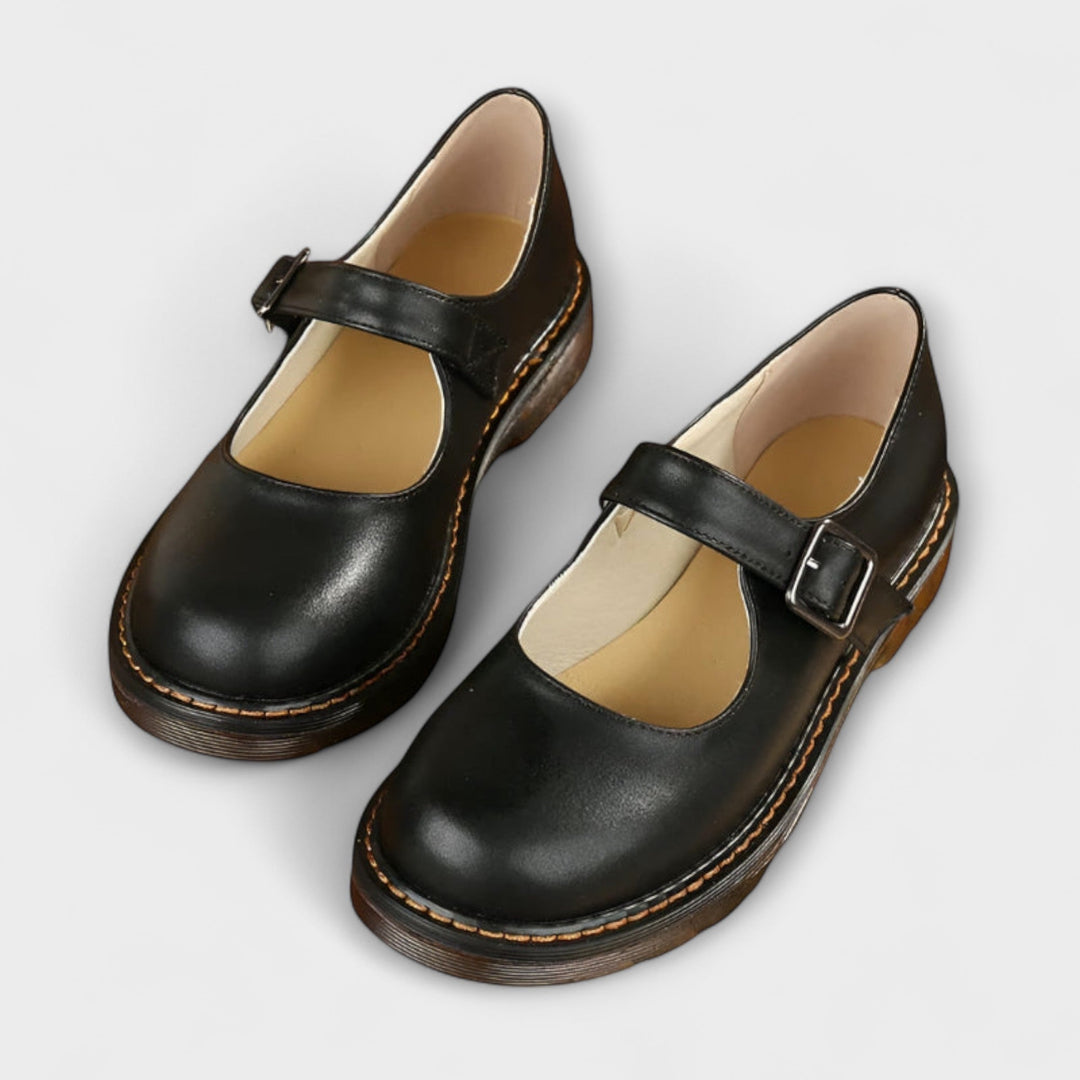 Calçado feminino Mary Jane castanho com sola grossa e fivela ajustável. Sapatos confortáveis para mulher.