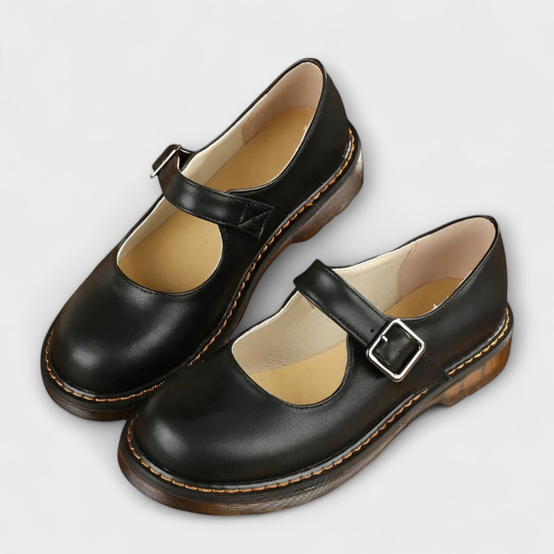 Sapatos Mary Jane de mulher com sola grossa, fivela ajustável. Tendência em moda portuguesa, calçado confortável.
