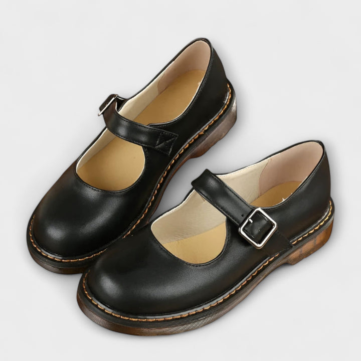 Sapatos Mary Jane de mulher com sola grossa, fivela ajustável. Tendência em moda portuguesa, calçado confortável.