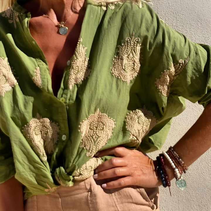 Blusa feminina versátil, essencial para moda feminina, combina do casual ao social com elegância.