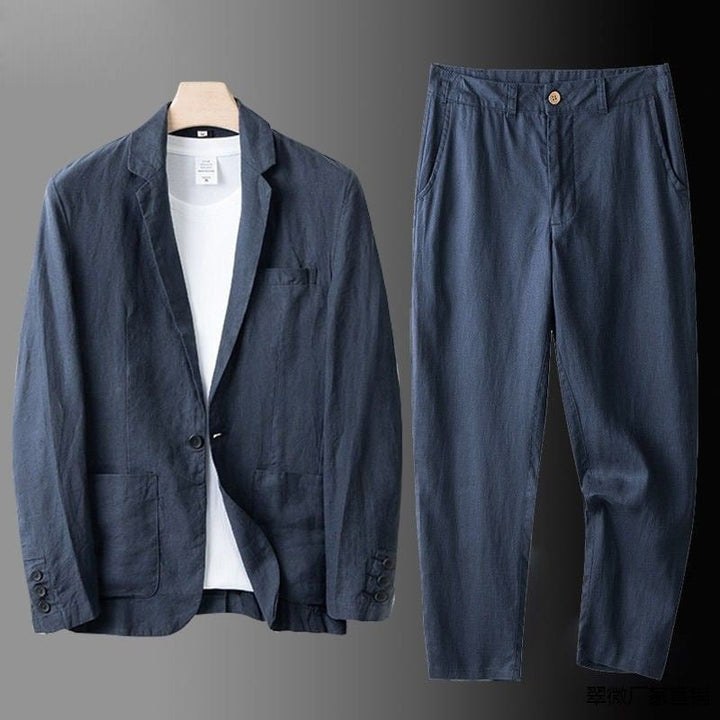 Terno de linho masculino bege claro. Traje de verão elegante, ideal para festas ao ar livre.