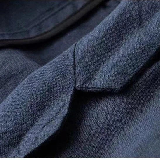 Vista frontal de terno masculino de linho, elegante e fresco. Ideal para o verão e primavera.