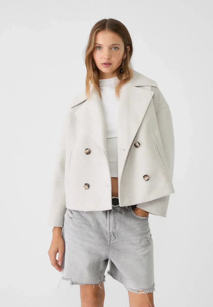 Blazer feminino cruzado em azul marinho, peça essencial para um visual elegante e profissional.