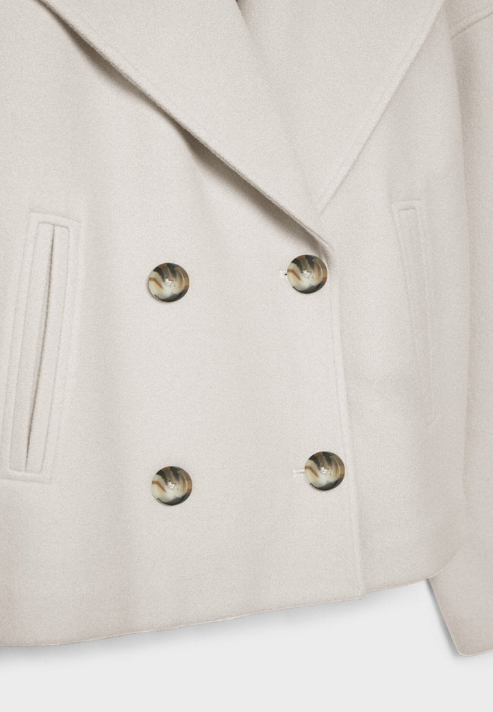 Blazer feminino plus size cruzado, com caimento perfeito, unindo elegância e conforto para todas as ocasiões.