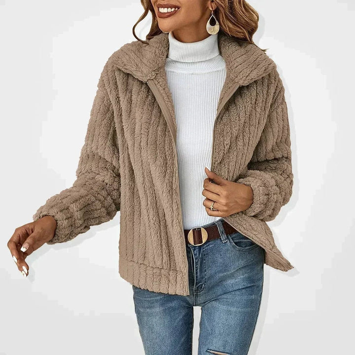 Casaco felpudo feminino de malha com gola ampla e fecho de correr. Conforto e estilo para inverno/outono casual.