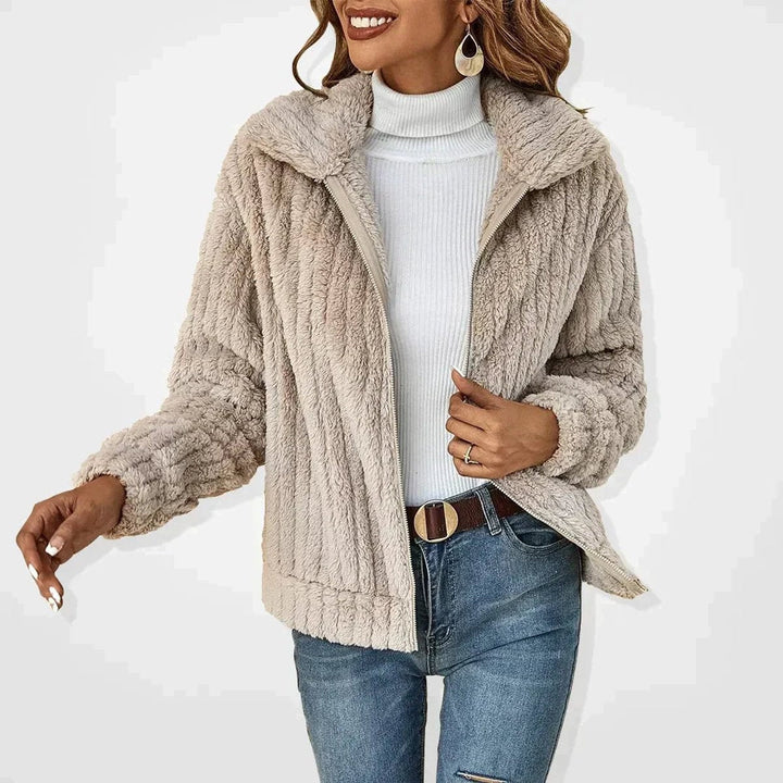Casaco feminino felpudo de malha, quente e estiloso. Gola ampla, fecho de correr, perfeito para o outono/inverno.
