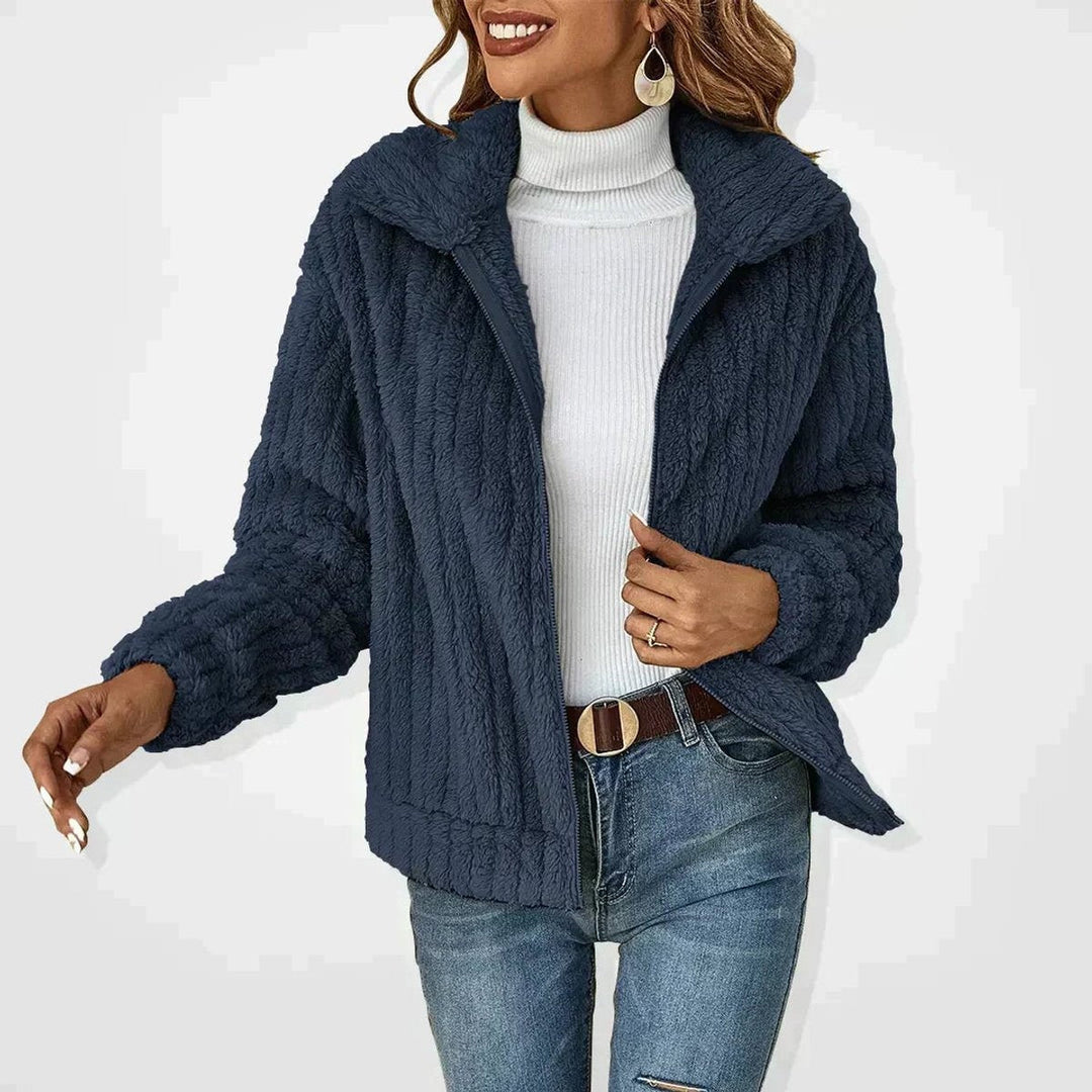 Casaco de malha felpuda para mulher, tamanhos grandes. Conforto casual com gola ampla e zíper para inverno.