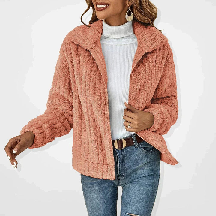 Casaco felpudo feminino de inverno, malha suave. Gola ampla e fecho de correr para um look casual e aconchegante.
