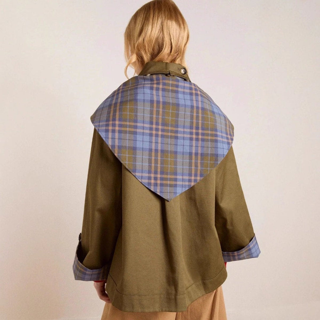Casaco feminino xadrez oversized, estilo gabardina curta para um look moderno e chic.