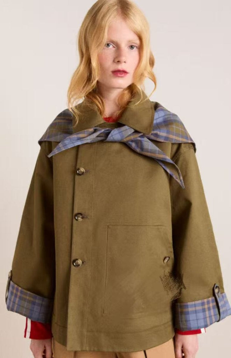Detalhe da gabardina feminina curta xadrez oversized, casaco de mulher para outono e primavera.