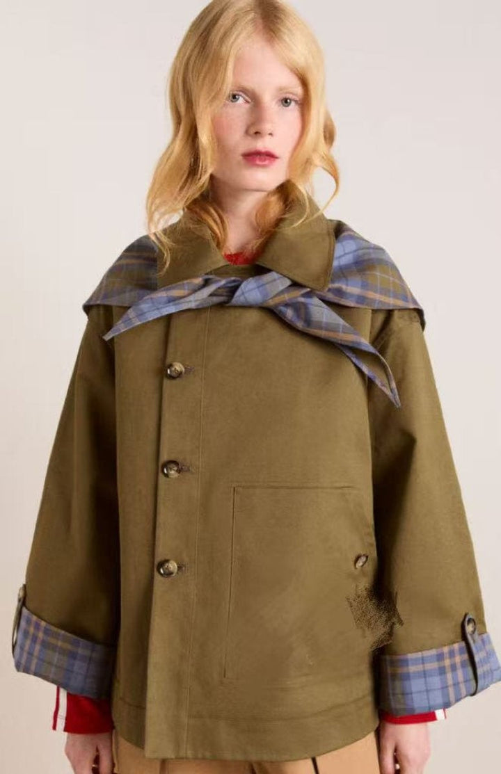 Detalhe da gabardina feminina curta xadrez oversized, casaco de mulher para outono e primavera.
