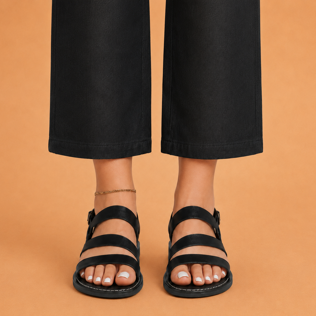 Calçado feminino raso com tiras cruzadas ajustáveis, conforto e estilo casual.