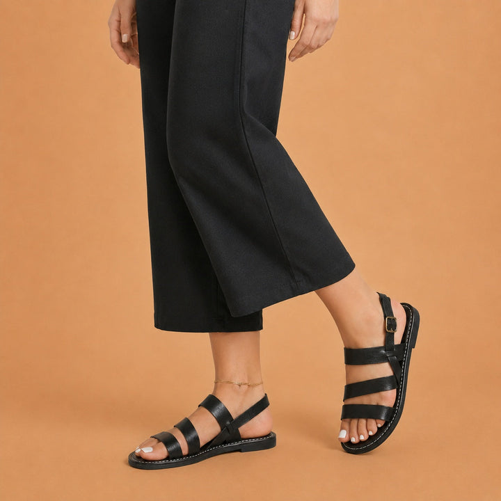 Sandálias de verão femininas com tiras cruzadas, design ajustável para o conforto diário.