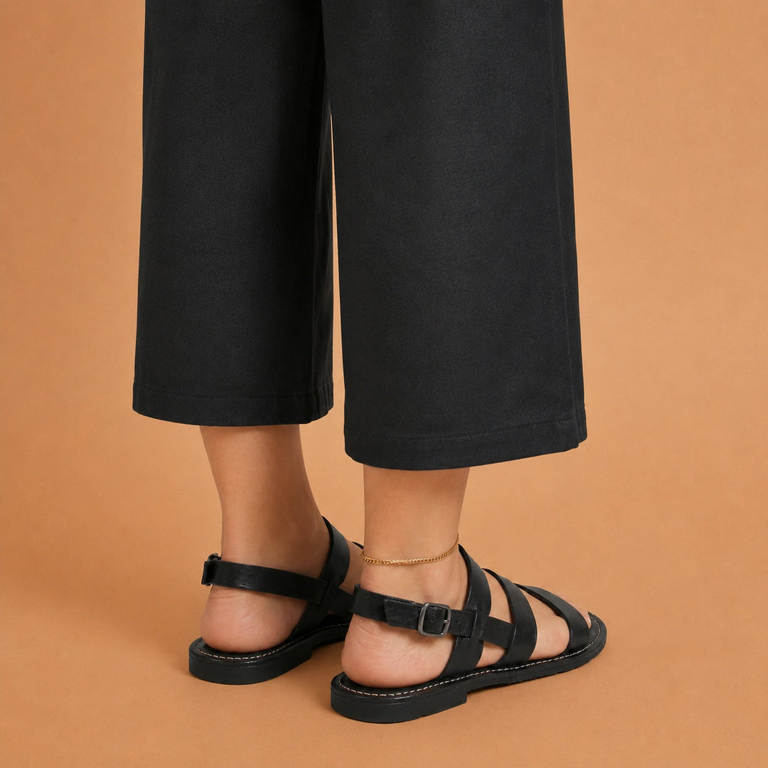 Sandálias rasas femininas com tiras cruzadas, modelo ajustável para um look casual chic.