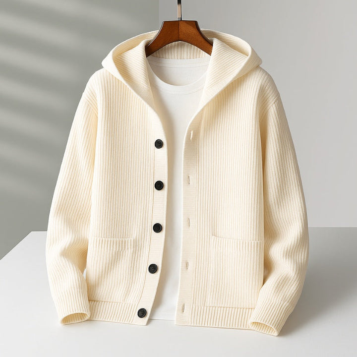 Cardigan masculino de malha com capuz e botões, ideal para conforto diário e moda casual em dias frios.