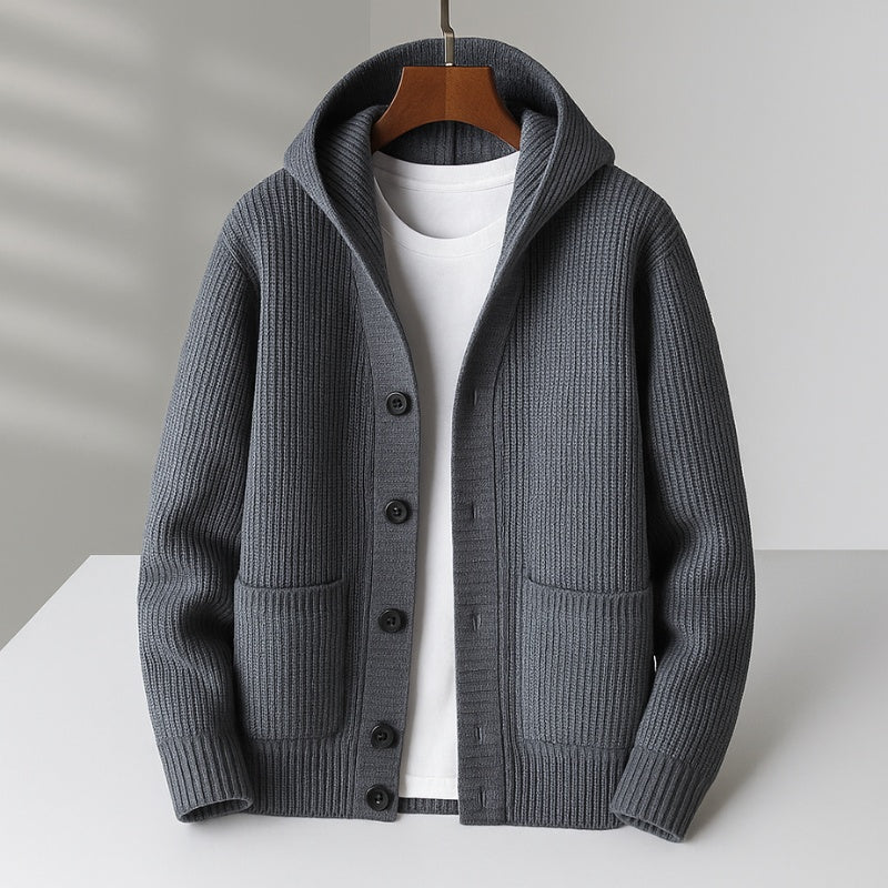 Cardigan elegante masculino de malha, com capuz e botões. Roupa versátil para homem, ideal para dias frios.