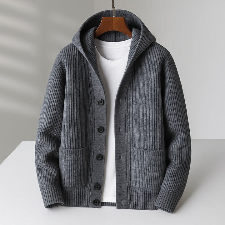 Cardigan elegante masculino de malha, com capuz e botões. Roupa versátil para homem, ideal para dias frios.