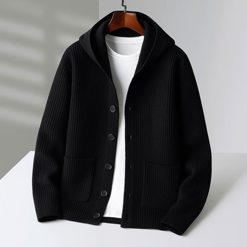 Cardigan de malha masculina com capuz e botões. Casaco versátil para conforto em dias frios, estilo casual homem.