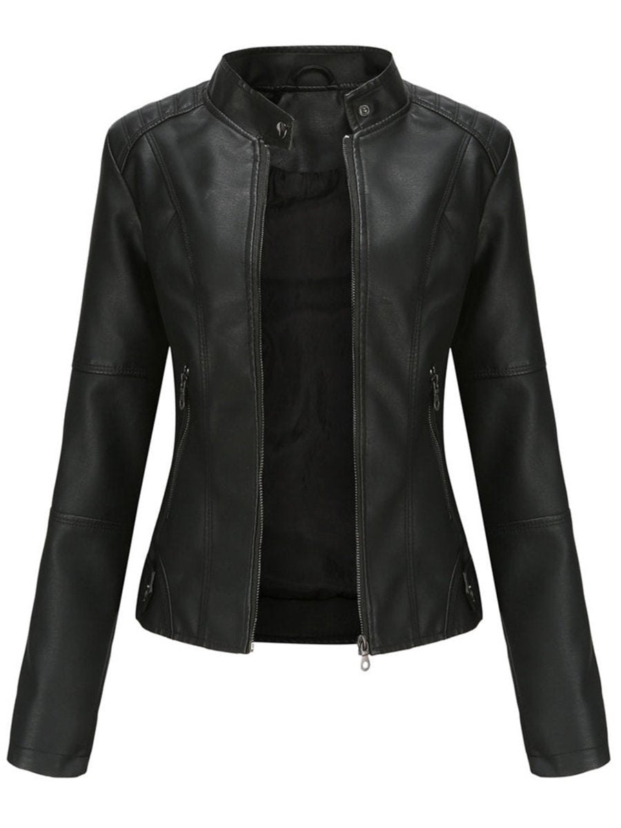 Casaco biker feminino em couro sintético preto com gola mandarim, ideal para um look urbano e estiloso.