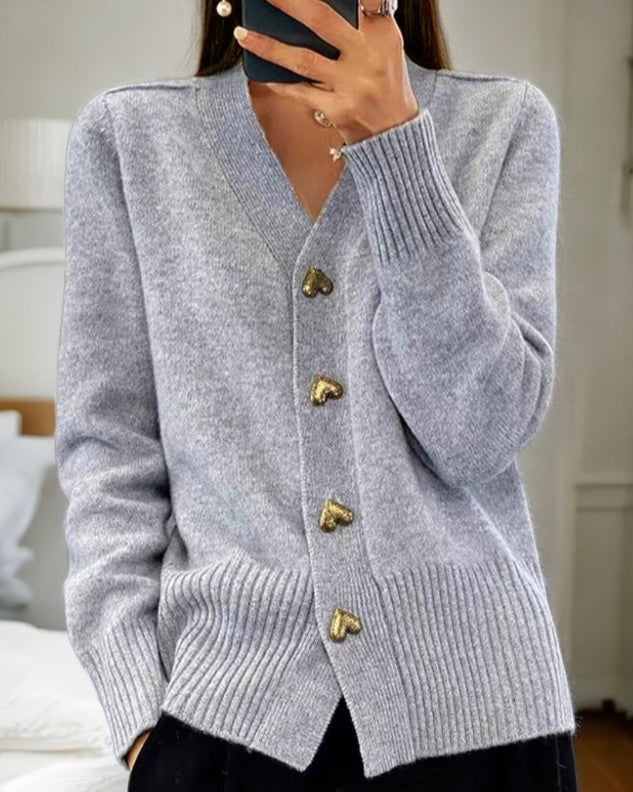 Casaco de malha feminino, decote V e botões coração. Conforto e estilo para outono/inverno.