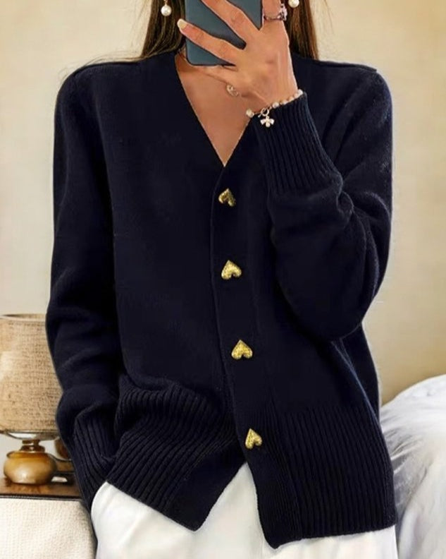 Casaco de malha feminino aconchegante, decote V e botões coração. Peça chave para o guarda-roupa de inverno.