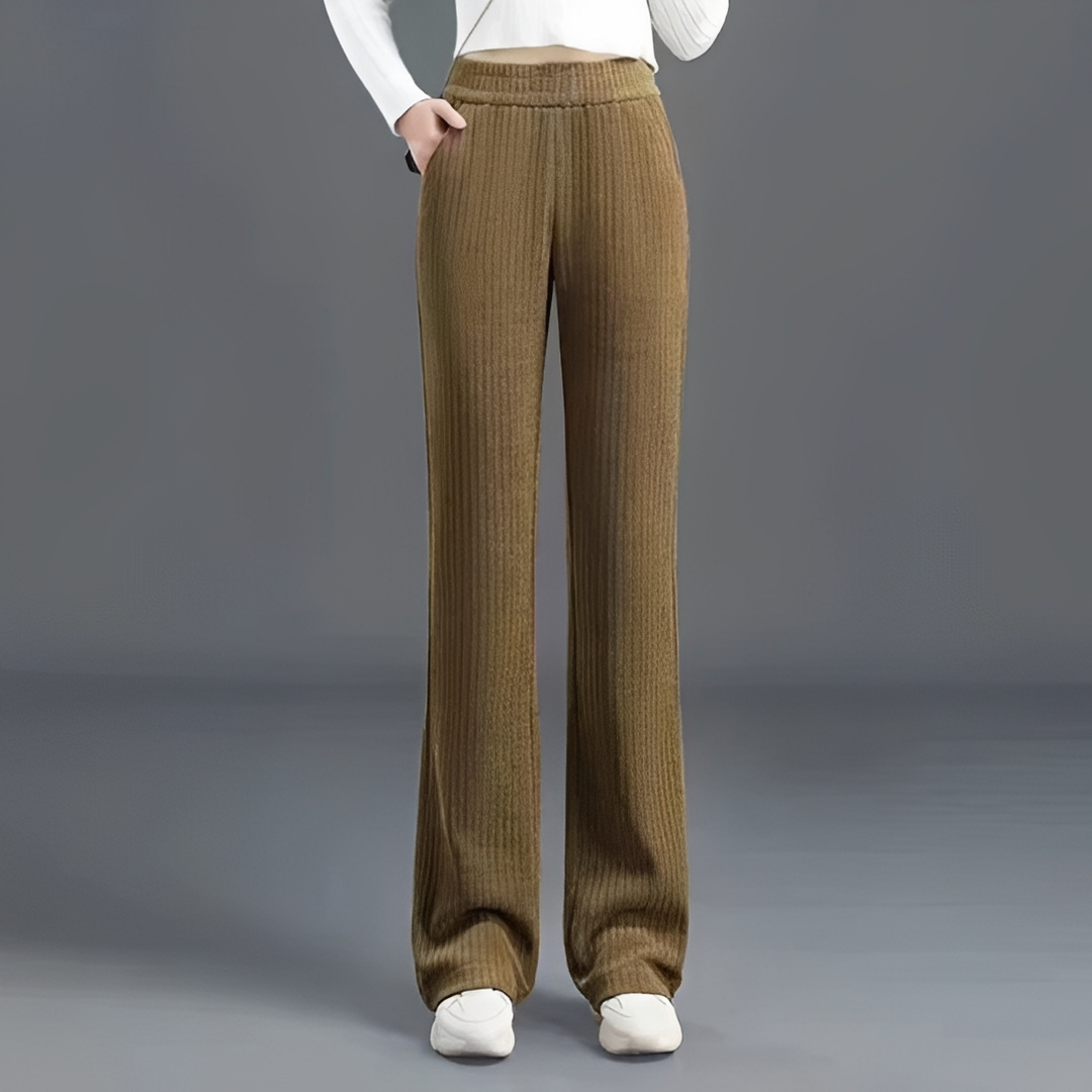 Calça feminina Simona elegante preta, versátil para trabalho ou casual, combinando estilo e conforto moderno.