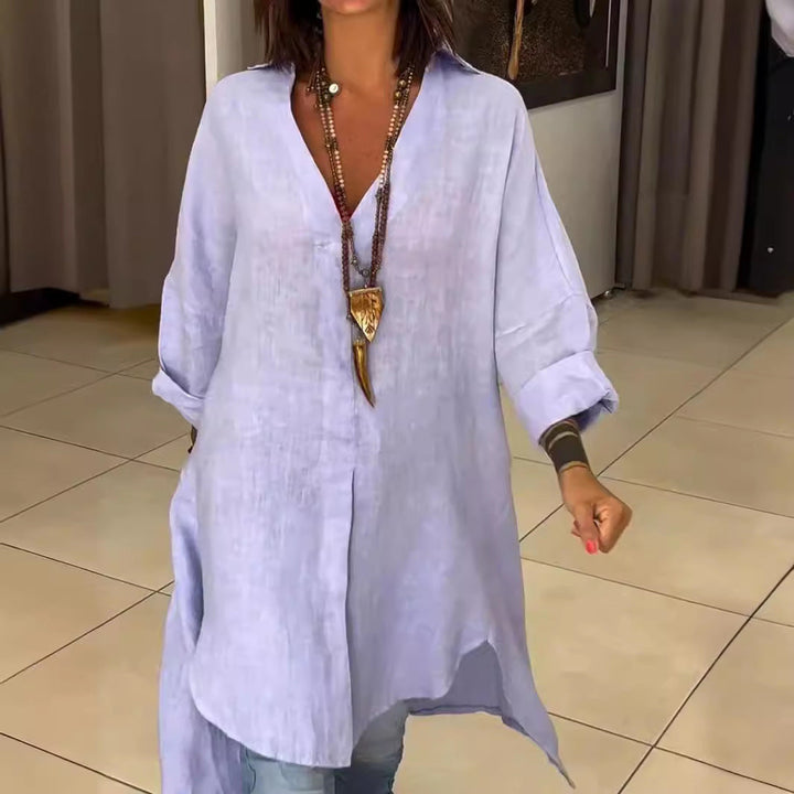 Modelo vestindo túnica feminina Lou, blusa oversized de verão, moda praia confortável e estilosa.