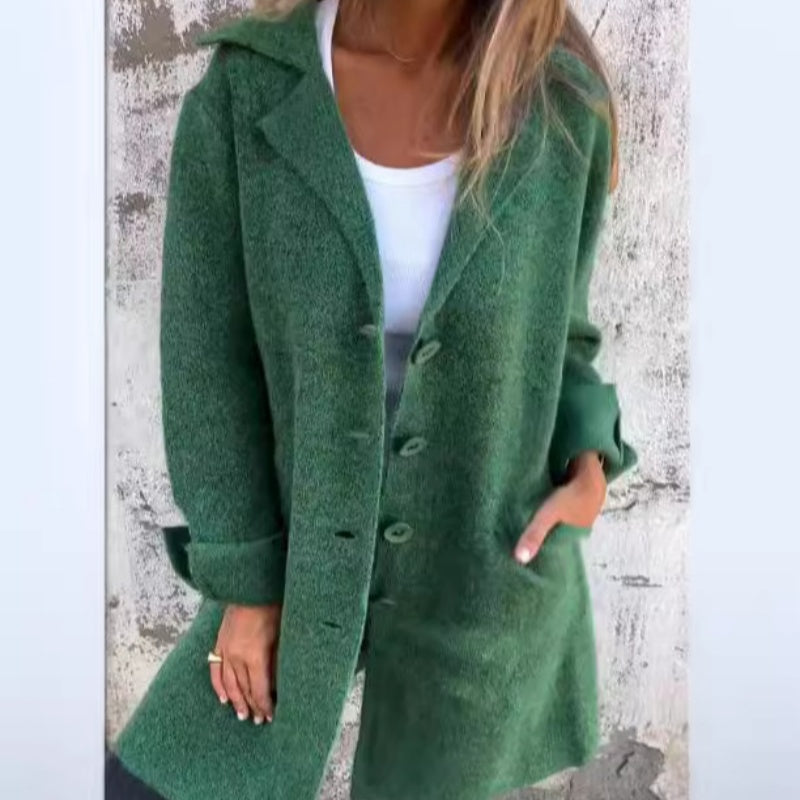 Casaco bege feminino elegante, com comprimento médio e design moderno para outono inverno.
