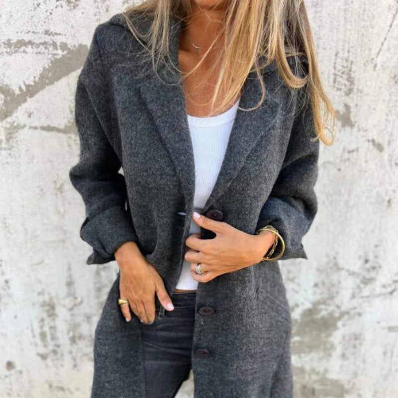 Jaqueta casual feminina de comprimento médio com botões e lapela. Ideal para o outono e inverno.