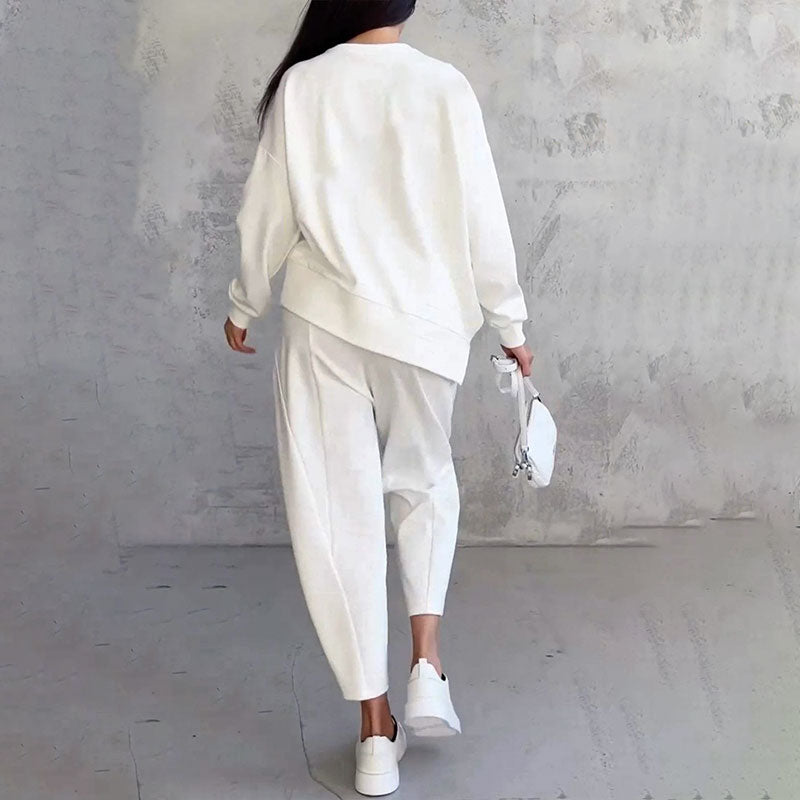 Elegante conjunto feminino ROSE, calça de cintura alta e blusa moderna. Estilo minimalista para o verão.