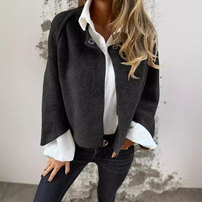 Agasalho feminino curto e elegante para o inverno. Casaco de moda feminina com estilo versátil e chic.