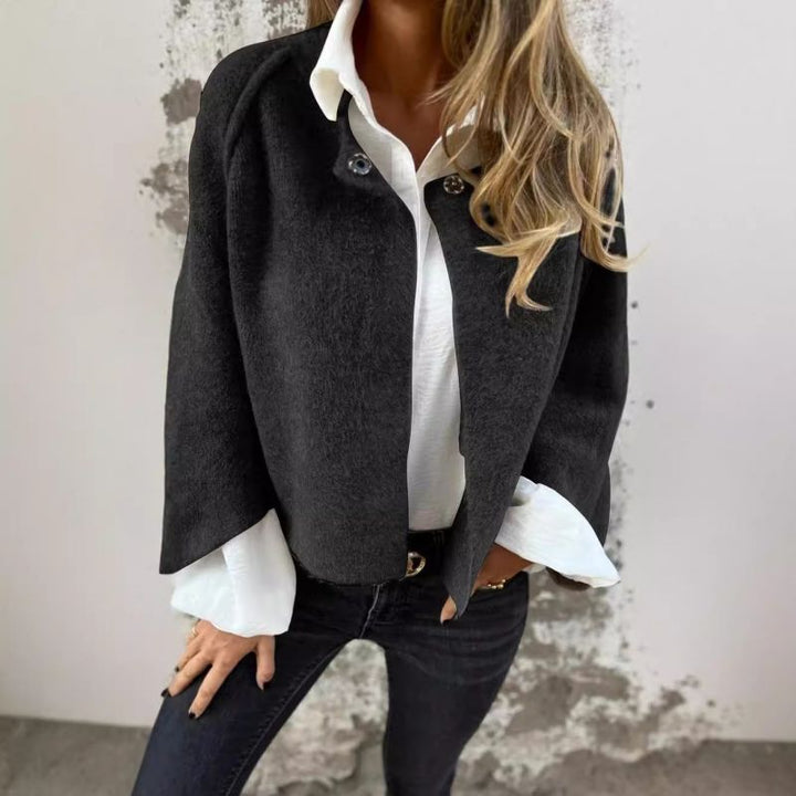 Agasalho feminino curto e elegante para o inverno. Casaco de moda feminina com estilo versátil e chic.