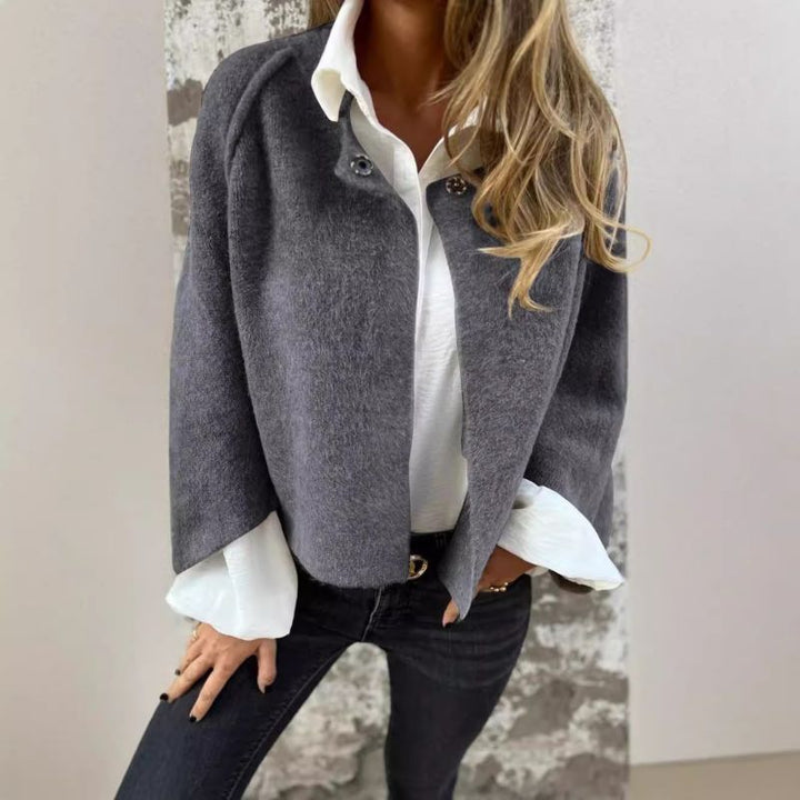 Detalhe do casaco feminino curto elegante, estilo manga longa. Roupa de outono inverno para mulher moderna.