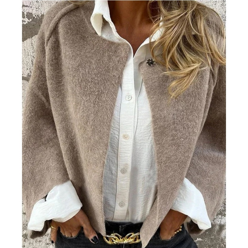 Mulher veste casaco curto feminino versátil, estilo elegante e casual para o dia a dia. Moda outono inverno.