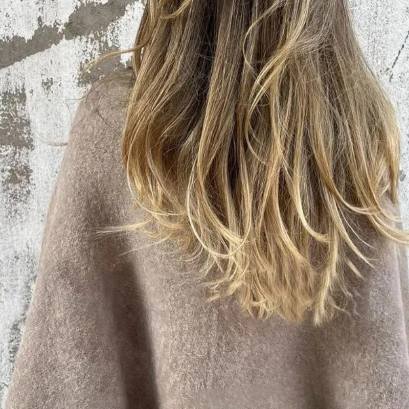 Casaco feminino chic com corte curto, ideal para o outono. Roupa elegante de manga longa, agasalho versátil.