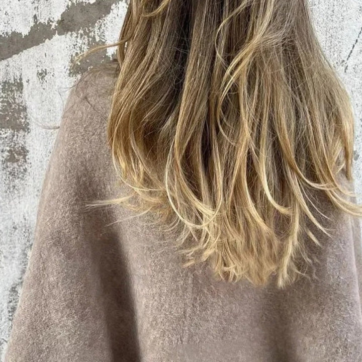 Casaco feminino chic com corte curto, ideal para o outono. Roupa elegante de manga longa, agasalho versátil.
