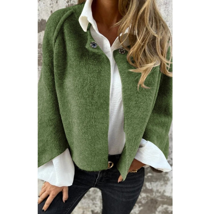 Casaco feminino curto e versátil, ideal para compor looks elegantes ou casuais. Moda outono-inverno.